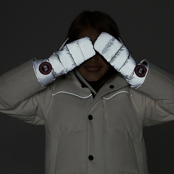 Canada Goose kids mitts - Picture 6 of 6